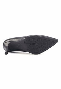 Scarpa con tacco alto nera, con punta affusolata e tomaia in pelle liscia. La suola in gomma testurizzata presenta un motivo geometrico e un marchio.