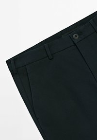 Ciemnozielone spodnie wykonane z teksturowanej tkaniny, z zapięciem na guziki, prostym przodem i szlufkami na pasek. Minimalistyczny design bez widocznych wzorów.