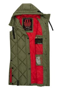 Vest verde matlasat cu glugă, cu un interior roșu, mai multe buzunare și accesorii negre. Prezintă nasturi frontali și detalii cu logo.