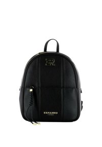 Zaino in pelle nera con forma arrotondata, dotato di dettagli testurizzati, hardware dorato e logo impresso. Spalline regolabili con accento.