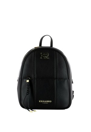 Zaino in pelle nera con forma arrotondata, dotato di dettagli testurizzati, hardware dorato e logo impresso. Spalline regolabili con accento.