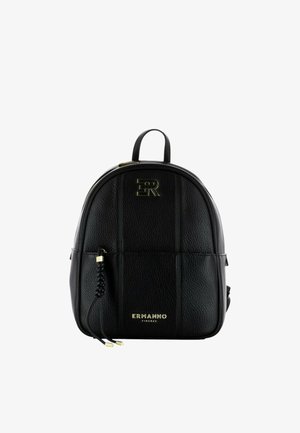 Zaino in pelle nera con forma arrotondata, dotato di dettagli testurizzati, hardware dorato e logo impresso. Spalline regolabili con accento.