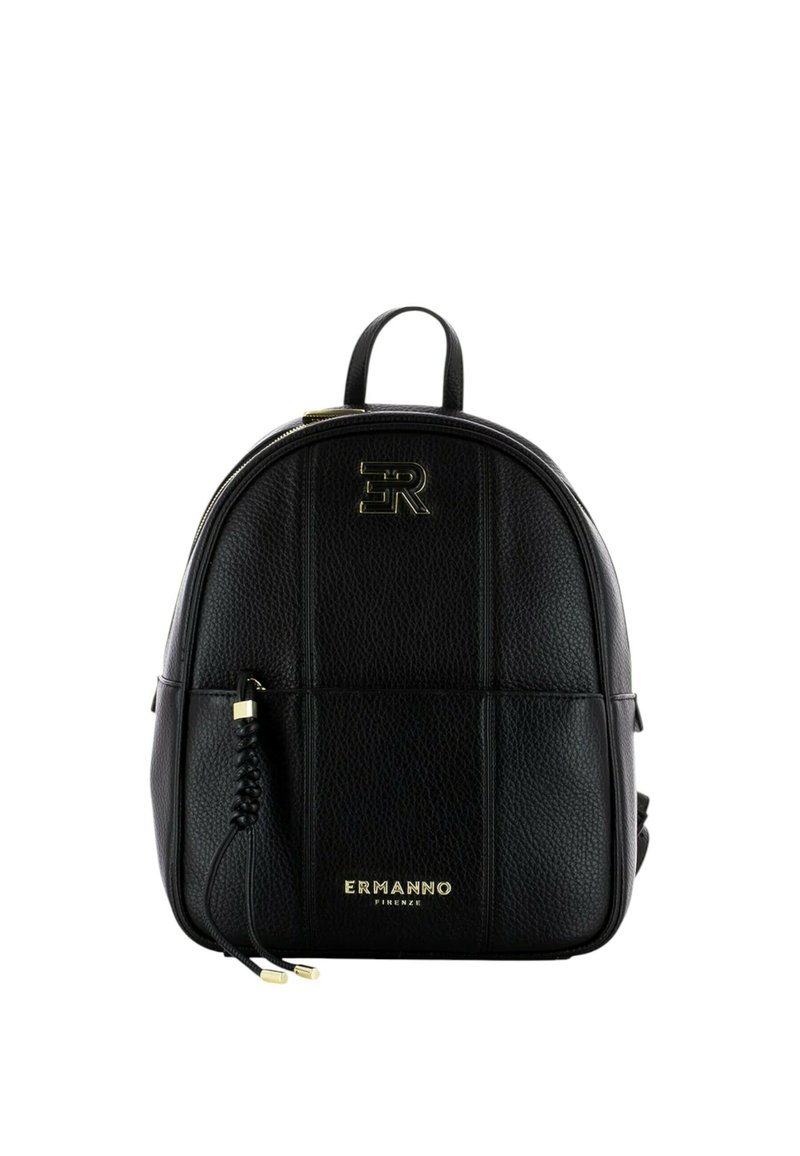 Zaino in pelle nera con forma arrotondata, dotato di dettagli testurizzati, hardware dorato e logo impresso. Spalline regolabili con accento.