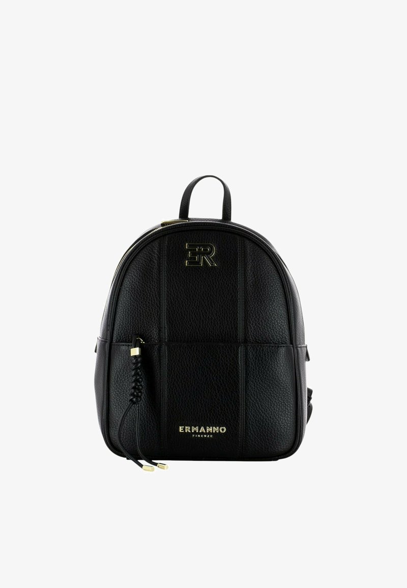 Sac à dos en cuir noir avec une forme arrondie, présentant des détails texturés, des accessoires en or et un logo embossé. Bretelles ajustables avec accent.