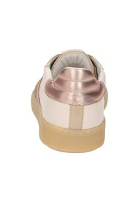 Schuhe mit einem glatten beigen Obermaterial, metallisch rosegoldenem Absatz und strukturierten Akzenten sowie einer braunen Gummisohle mit einem gemusterten Profil.