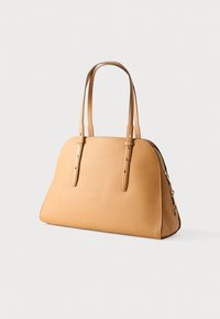 Τσάντα χειρός σε ταμπά δέρμα με στρογγυλεμένο σχήμα, διπλές λαβές και κλείσιμο με φερμουάρ. Διαθέτει υφή επιφάνειας και μινιμαλιστικές λεπτομέρειες σχεδίασης.