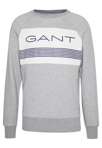 Felpa grigia chiaro a maniche lunghe con pannello bianco sul petto, testo "GANT" in blu navy e strisce orizzontali blu navy sotto il testo.