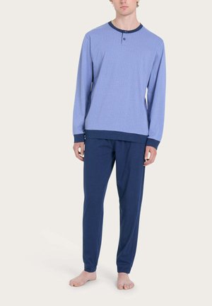 Top a maniche lunghe blu tessurizzata con dettagli blu navy e chiusura con un bottone, abbinato a pantaloni navy. Entrambi i capi presentano una vestibilità comoda.