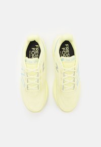 New Balance FRESH FOAM X 1080 V13 - Cestná bežecká obuv - yellow