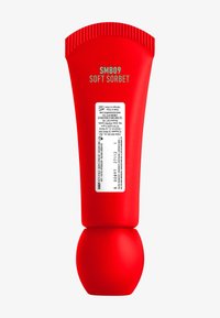 Röd tub med rund bas; präglad text som lyder "SMB09 SOFT SORBET". Otextad vit del som inkluderar streckkod och bruksanvisning.
