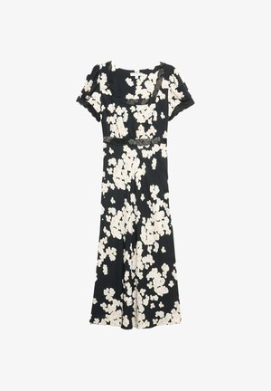 Czarna sukienka z krótkimi bufkami, w kwiatowy nadruk w białym i jasnoróżowym kolorze. Posiada koronkowe wykończenie przy dekolcie i w talii. Luźny krój.