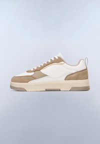 Sneakers con un mix di suede beige e pelle bianca. Forma arrotondata, dettagli testurizzati e suola in gomma crema con linguetta.