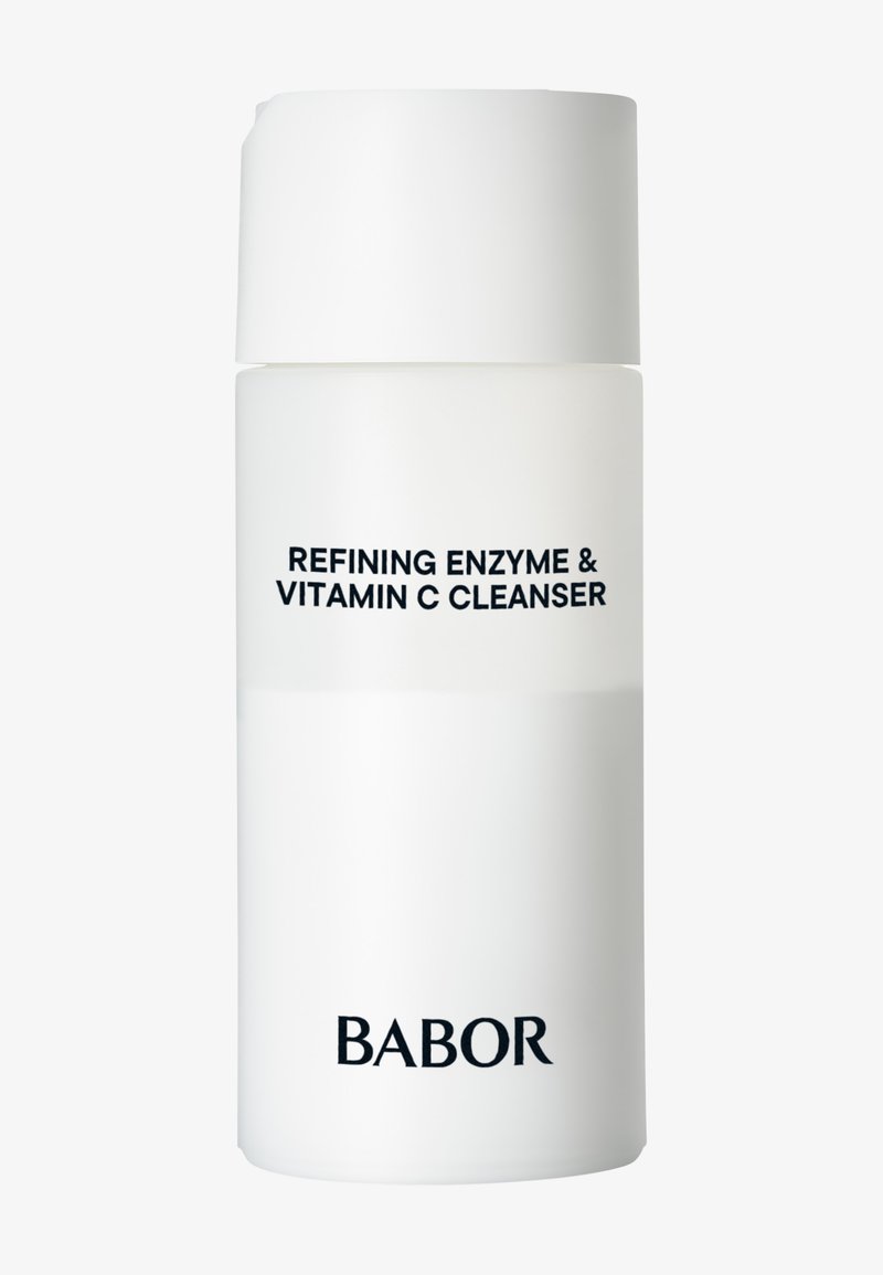 Bouteille en plastique blanc de forme cylindrique, dotée d'un bouchon à rabat, étiquetée "Nettoyant aux enzymes de raffinage et vitamine C" en texte noir.