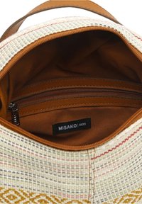 Borsa in tessuto intrecciato con motivi beige, rossi e verdi. Fodera interna marrone con tasca con zip. L'etichetta riporta "MISAKO."