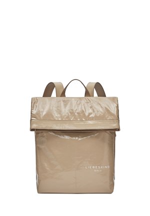 Zaino pieghevole beige realizzato in materiale lucido, con una forma rettangolare semplice, due spallacci e un logo bianco alla base.