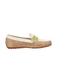 Beige Wildlederloafer mit einem weißen Akzent und einem grünen Wildlederriemen. Flache Sohle mit genähten Details, entworfen für Komfort und lässigen Stil.