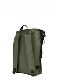 Zaino roll-top verde oliva con spalline regolabili, tessuto resistente e un clip laterale. Presenta un colore uniforme senza motivi visibili.