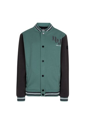 Groene en zwarte varsityjack met gestreepte kraag, drukknoopsluiting, gemêleerd stof en logo-opdruk op de borst. Bevat zakken aan de voorkant.