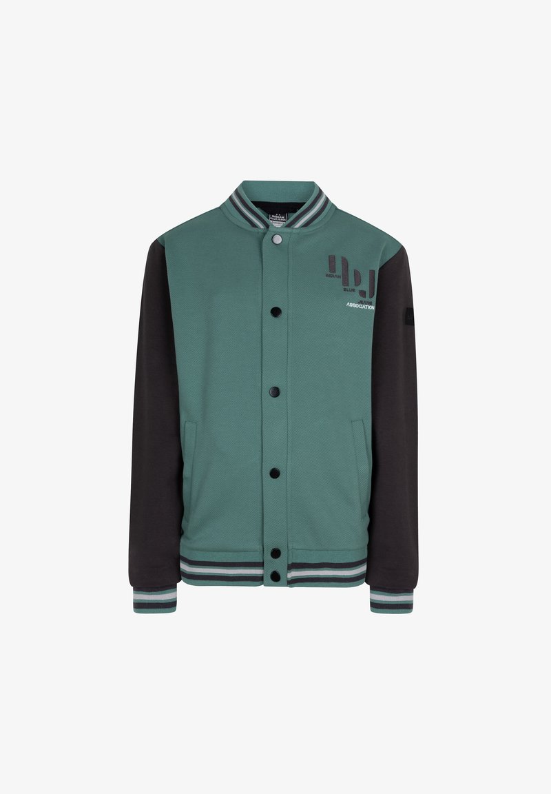 Groene en zwarte varsityjack met gestreepte kraag, drukknoopsluiting, gemêleerd stof en logo-opdruk op de borst. Bevat zakken aan de voorkant.