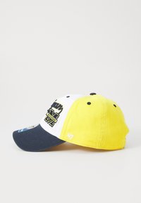 Căciulă cu vizieră bleumarin, panouri albe și galbene, logo-ul brodat "Michigan" și un logo mic pe lateral, într-un design structurat.