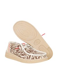 Scarpe marroni e crema con un motivo intrecciato, dettagli bianchi e suole in gomma. Presentano bordi cuciti e una linguetta rossa.