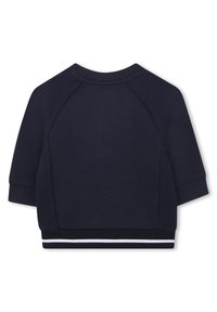 Marineblauwe cropped sweatshirt met ribbeltextuur, raglanmouwen en witte gestreepte accenten langs de zoom. Zachte stof, casual ontwerp.