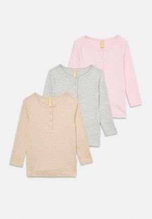 Drei langärmelige Hemden in Beige, Grau und Pink, aus weichem Material gefertigt. Jedes hat einen runden Ausschnitt und eine Knopfleiste vorne.