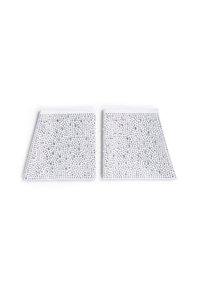 Piezas de tela blanca adornadas con numerosos brillantes de plata brillantes en un patrón repetitivo, con forma rectangular y textura suave.