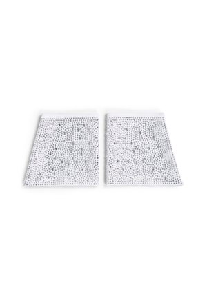 Pezzetti di tessuto bianco adornati con numerosi strass argentati lucidi in un motivo ripetitivo, caratterizzati da una forma rettangolare e una texture liscia.