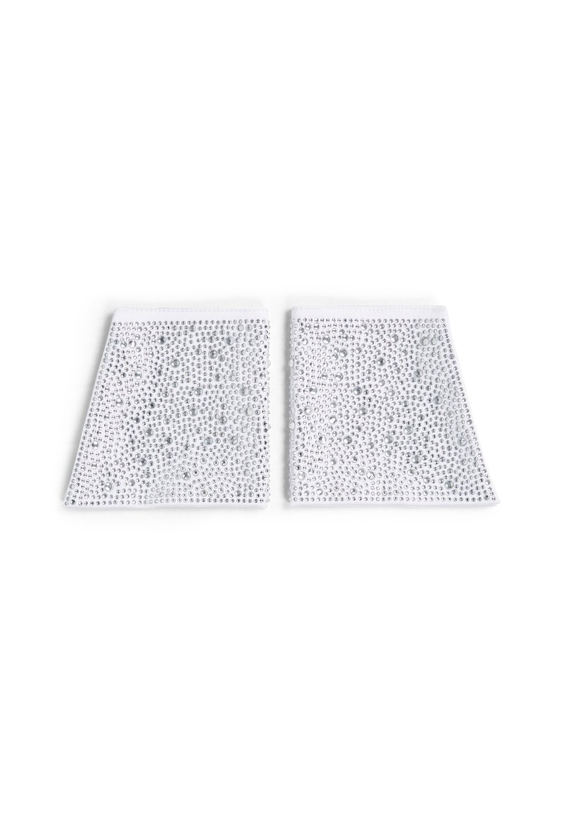 Piezas de tela blanca adornadas con numerosos brillantes de plata brillantes en un patrón repetitivo, con forma rectangular y textura suave.