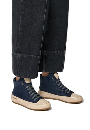 Hoge sneakers van marineblauwe suede met crèmekleurige rubberen zolen. Kenmerken zijn een voorzijde met vetersluiting en een zijrits. Textuurafwerking.