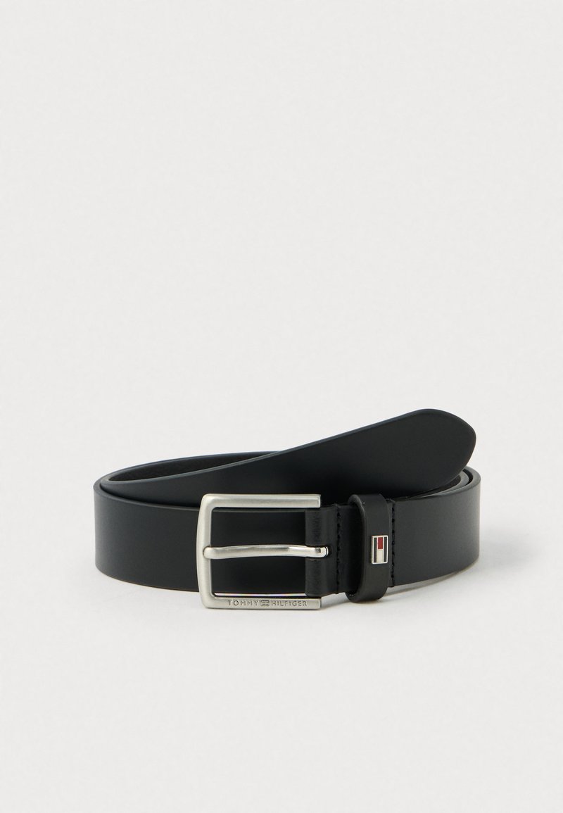 Svart lærbelte med et sølvfarget metallspenne. Har et logoaktsent nær spennen. Glatt tekstur, klassisk design, justerbar lengde.