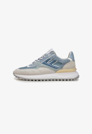 Zapatilla azul y gris con materiales de ante y malla, con una suela de goma, detalles texturizados y una lengüeta acolchada para mayor comodidad.