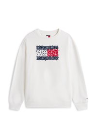 Sudadera blanca de manga larga con un logo de "Tommy Jeans" en un patrón floral azul y rojo centrado en el pecho, y puños y dobladillo de canalé.
