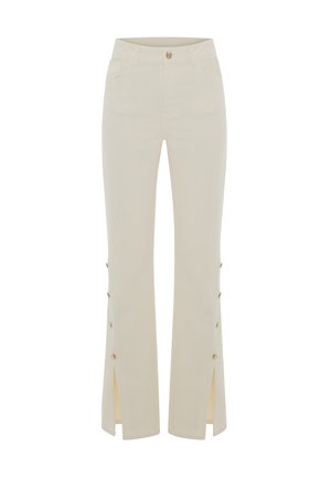 Beige flare broek met een aansluitende taille, voortassen en zijsplitten met gouden knoopaccenten langs de benen.