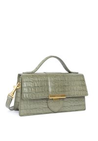 Borsa in pelle sintetica verde effetto coccodrillo con un design strutturato, hardware dorato, manico superiore e tracolla rimovibile. Forma rettangolare.