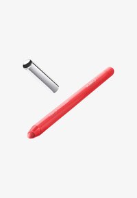 Cranio labbra rosso con finitura opaca e punta arrotondata; cappuccio argento mostrato separatamente, con superficie lucida.