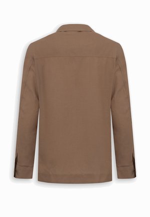 Camisa marrón de manga larga con botones y cuello, vista desde atrás, mostrando costuras simples y puños abotonados.