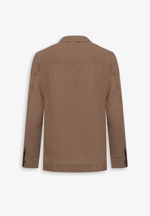 Camisa marrón de manga larga con botones y cuello, vista desde atrás, mostrando costuras simples y puños abotonados.