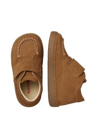Bruna mocka barnskor med kardborreband, rund tå, sydda detaljer och flexibel gummisula. Inuti har de en vadderad sula.