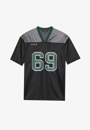 Sort mesh trøje med grå accenter, grøn "69" skrift og tre stjerner over halsudskæringen. Korte ærmer og V-udskæring.