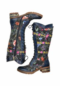 Stivali alti con un motivo floreale su tessuto scuro, dettagli in pelle blu navy, cerniera laterale e cinturini decorativi con fibbia circolare. Suola in gomma marrone.