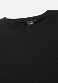 Zwarte katoenen sweatshirt met een ribbelboord bij de ronde hals, voorzien van een label met een logo en maatindicatie. Gladde textuur zonder patronen of versieringen.