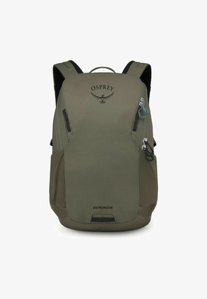 Zaino Osprey Astronova verde oliva con spallacci imbottiti, cerniere frontali, tasche laterali e logo sulla pannello frontale.