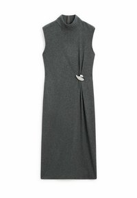 Graues ärmelloses Kleid aus strukturiertem Stoff, mit hohem Kragen und einer seitlichen Drehung, die mit einem metallenem Element akzentuiert ist.
