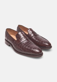 Burgunderfarbene Leder Slipper mit geprägtem Krokodilmuster, flacher Sohle und runder Zehenpartie. Innenfutter aus beigem Leder.