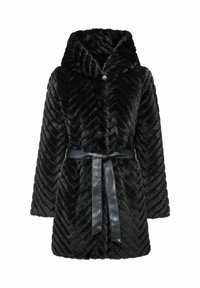 Czarny płaszcz z sztucznego futra w wzór chevron, zapięcie na guziki z przodu, szeroki kaptur i czarny skórzany pasek. Miękka tekstura, półdługość.