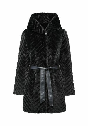 Czarny płaszcz z sztucznego futra w wzór chevron, zapięcie na guziki z przodu, szeroki kaptur i czarny skórzany pasek. Miękka tekstura, półdługość.