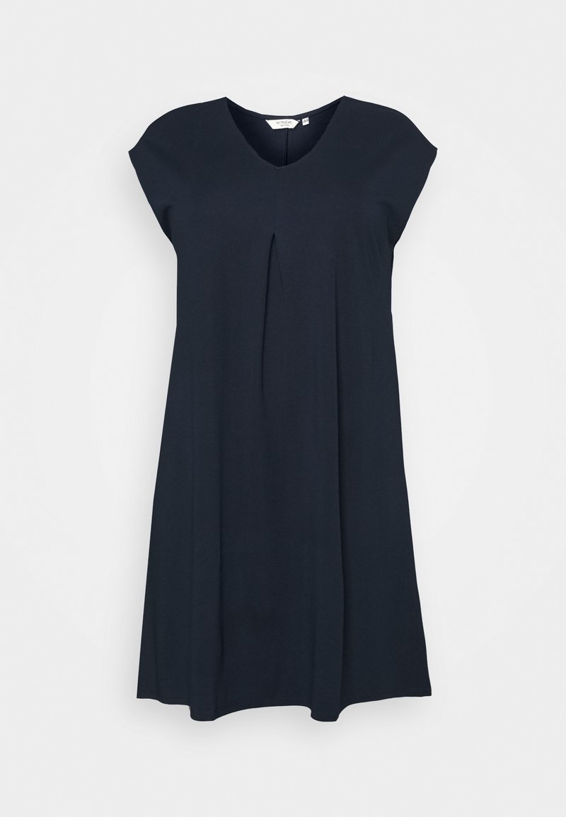 Mörkblå klänning av mjukt material, med korta ärmar, V-ringning och en mittveck under ringningen.