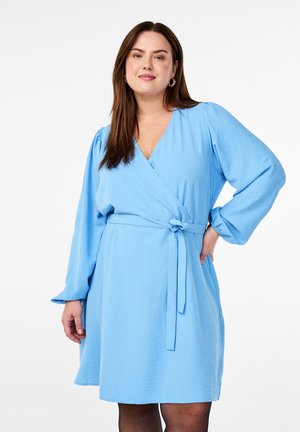 Vestido envolvente azul cielo con mangas largas, tejido texturizado, escote en V y detalle de cintura anudada. El dobladillo cae por encima de la rodilla.